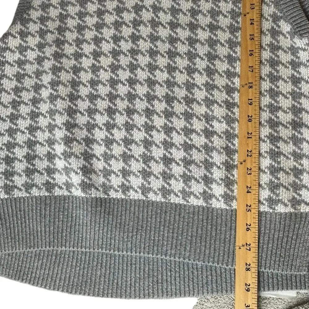 Abercrombie & Fitch Gray and White Houndstooth V-Neck Sweater Vest - Picture 9 of 10
